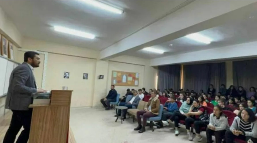 AKP'li aday adayı siyaseti okula soktu! Liselilerden Erdoğan'a destek istedi