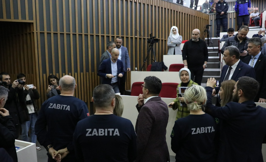 Tanju Özcan, saldırgan AKP'liyi Meclis'ten dışarı çıkarttı! Su şişesi fırlatmıştı...