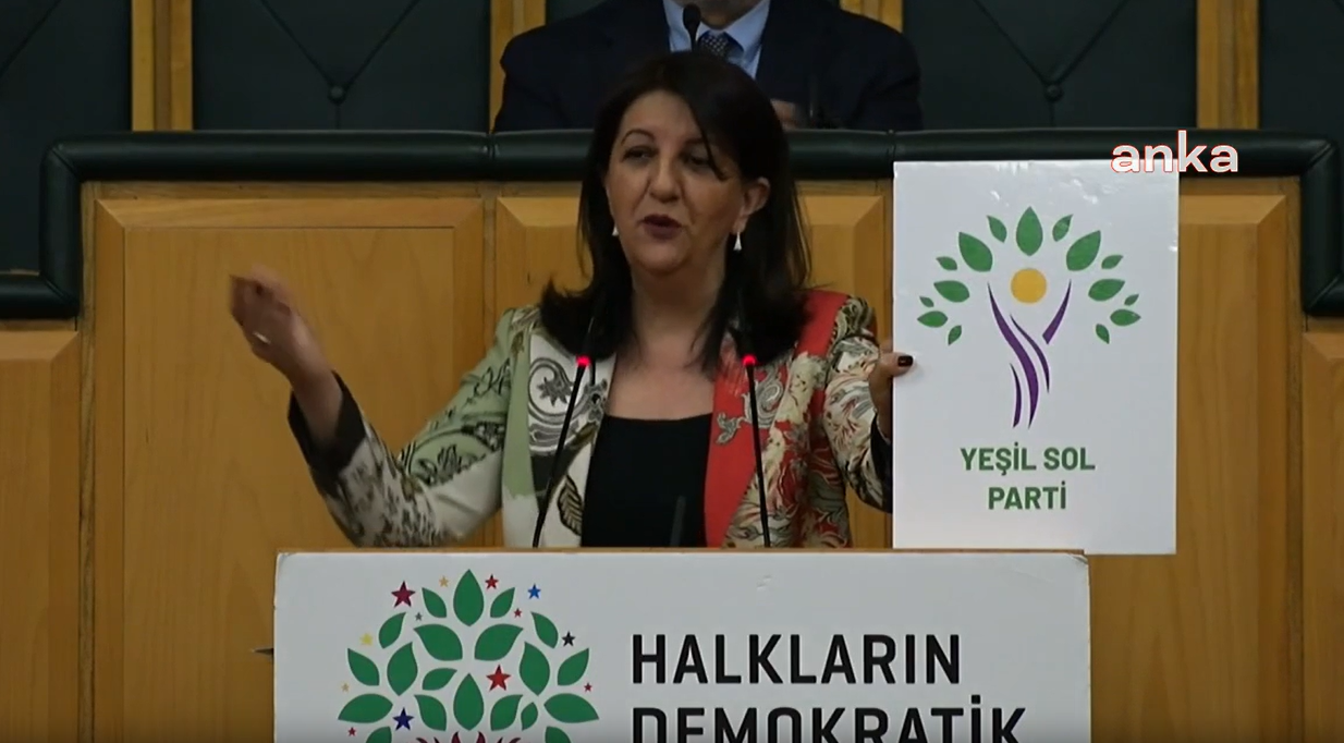 Selahattin Demirtaş dolaplara asın dedi, Pervin Buldan kürsüden gösterdi... İşte o logo!