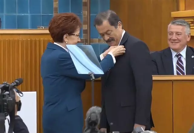 Eski bakan İYİ Parti'ye katıldı! Rozetini Meral Akşener taktı