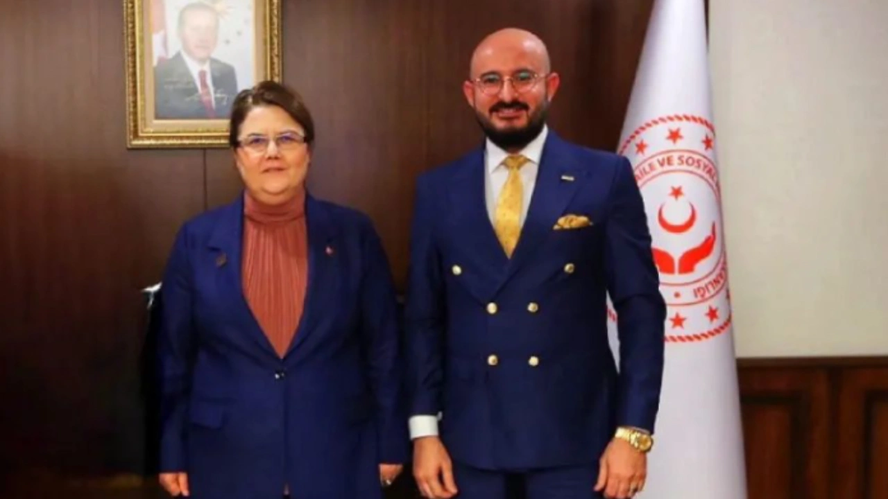 Bakan Yanık, çocuğa tecavüz şüphelisi ile yan yana! Bakanlık makamında ağırlamaya açıklama geldi