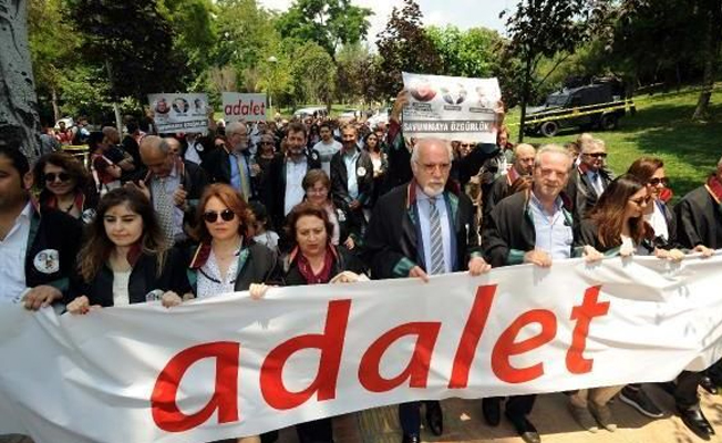 Avukatlardan adalet nöbetine destek yürüyüşü