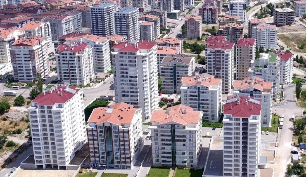 Ünlü ekonomist açıkladı! Konut fiyatlarında düşüş bekleniyor