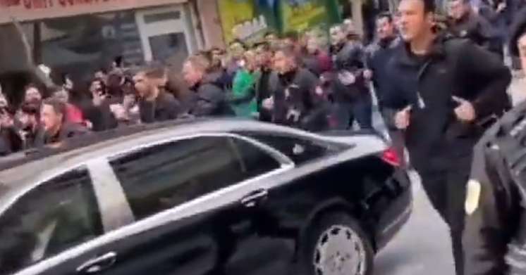 Erdoğan'ın arabasının peşinden koşturan korumalar gündem oldu