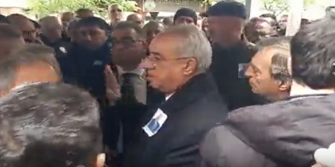 DSP lideri Önder Aksakal'a cenazede tepki: "Üç koltuğa partiyi sattılar"