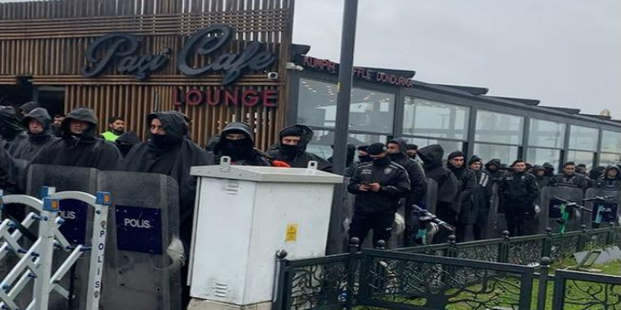 Üsküdar'da kaçak kafeyi yıktırtmamak için önüne polis ordusu yığdılar