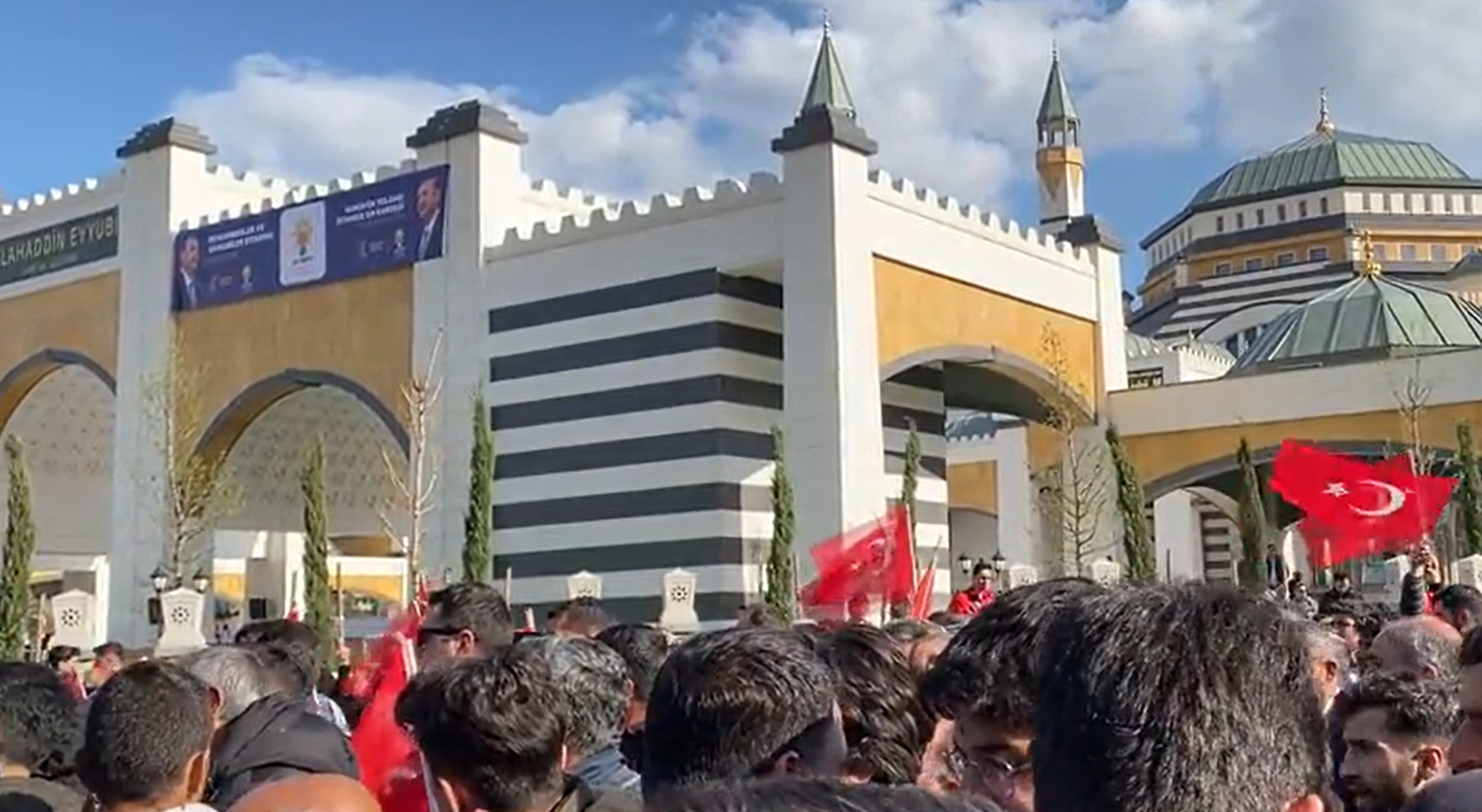 "Futbola siyaset sokmayın" diyenler, siyaseti camiye soktu! Selahaddin Eyyubi Cami'ye Erdoğan ve AKP pankartı astılar