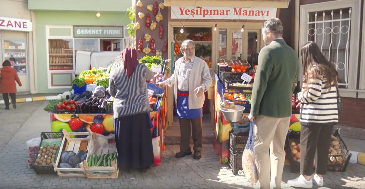 AKP'den 'geçmişe özlem' temalı, eski seçim şarkısıyla reklam filmi: "Şuradan 3 kilo alabilir miyim?"