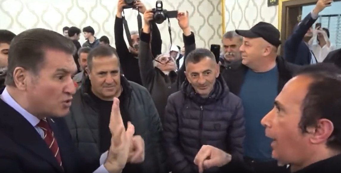 Mustafa Sarıgül, işitme engelli yurttaşı CHP'ye oy vermeye işaret diliyle ikna etti