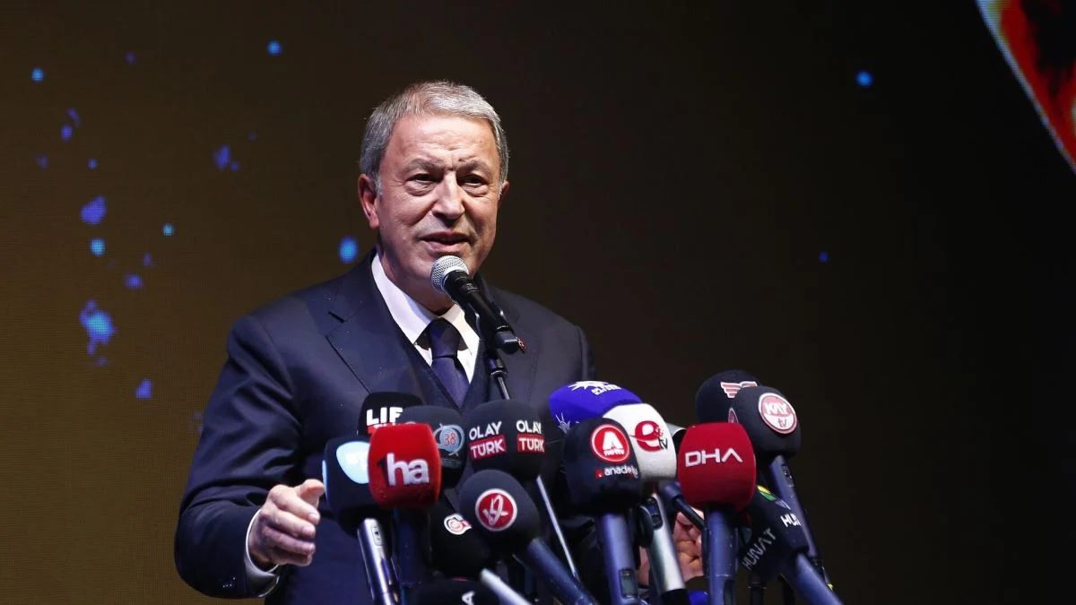 Akar'ın 'Vur de vuralım, öl de ölelim' sloganına verdiği yanıt tepki çekti! "Kimi vuracak? Kimi öldüreceksiniz?"
