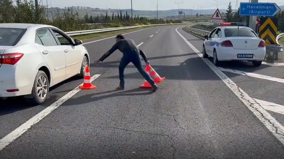 Erdoğan için yol kapatıldı! Tepki gösteren vatandaşlar yolu kendileri açtı