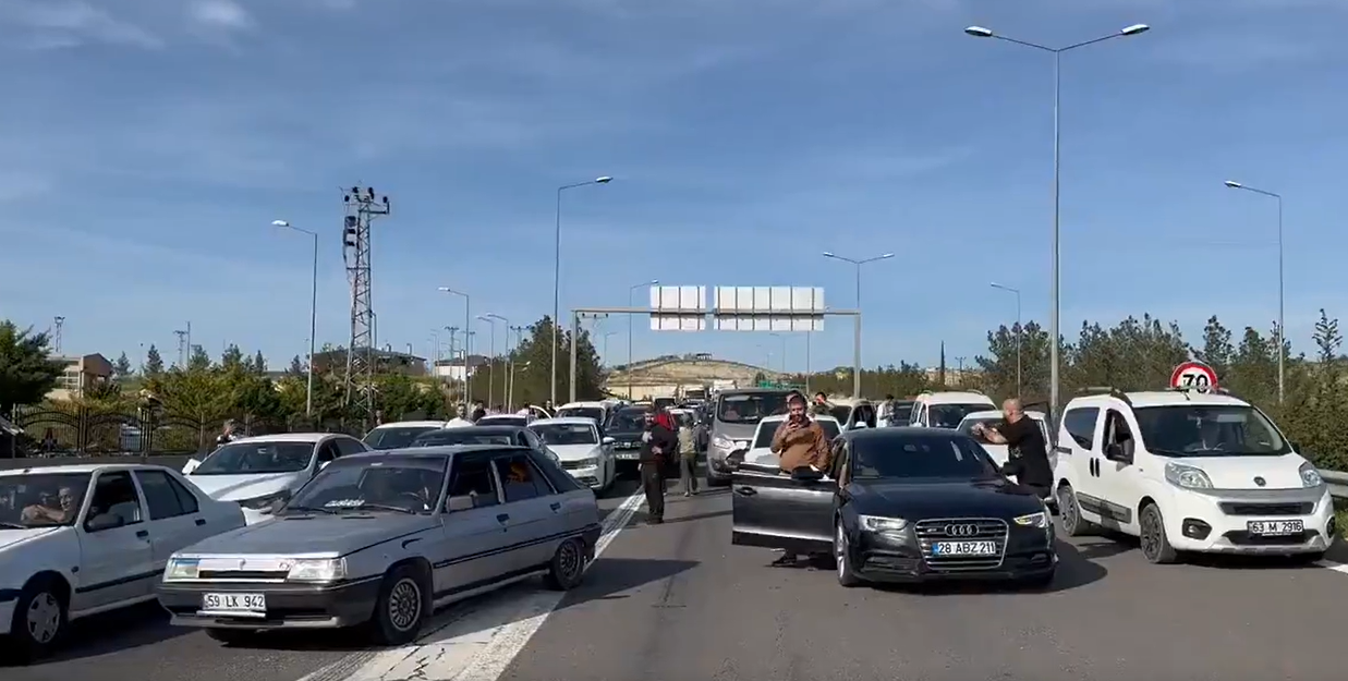 Erdoğan'ın konvoyu vatandaşları çileden çıkarttı! Polisin uyarılarını dinlemeyip yolu trafiğe açtılar