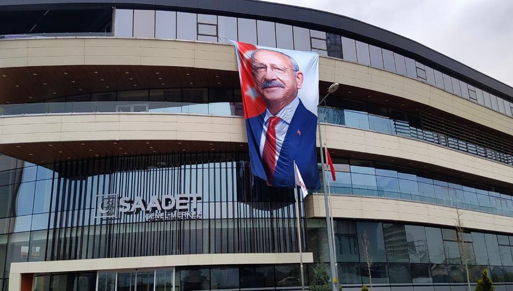 Saadet Partisi Genel Merkezi, Kemal Kılıçdaroğlu'nun posterini astı