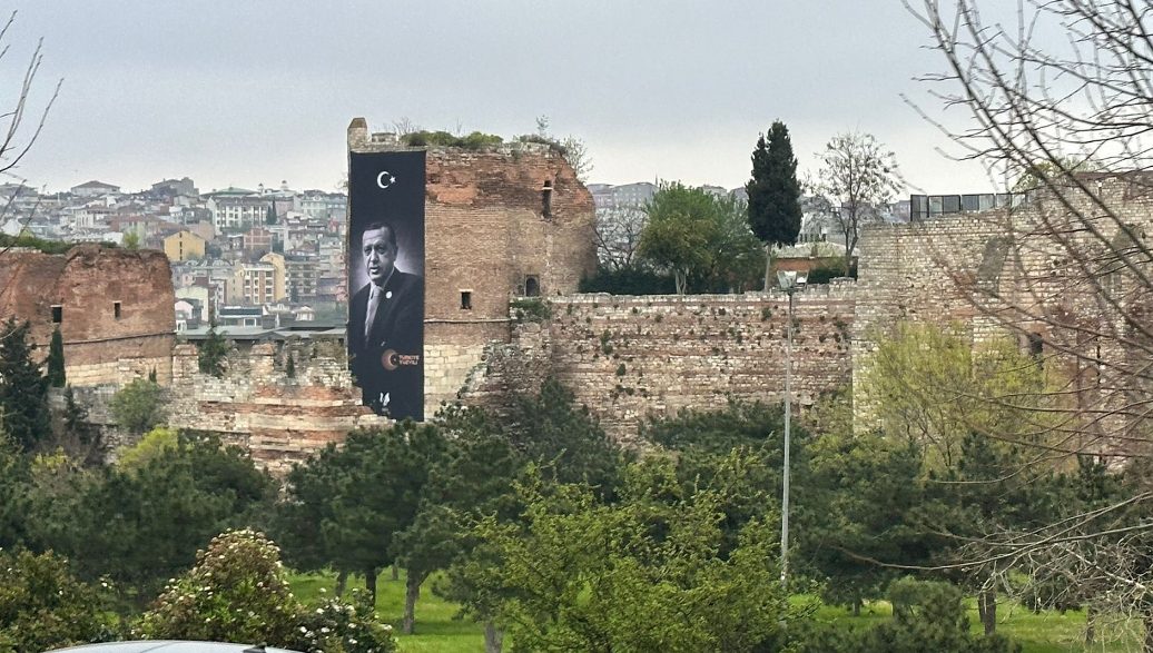 İstanbul Surlarına kanun dışı Erdoğan pankartı! Canan Kaftancıoğlu: "O pankart indirilecek!"