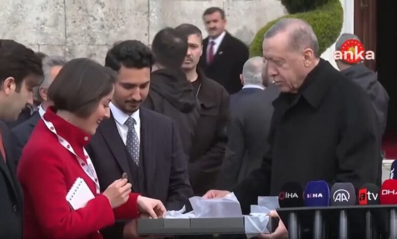 Erdoğan gazetecilere çikolata ikram etti: "Kız, gel gel, bunu her yerde bulamazsın"