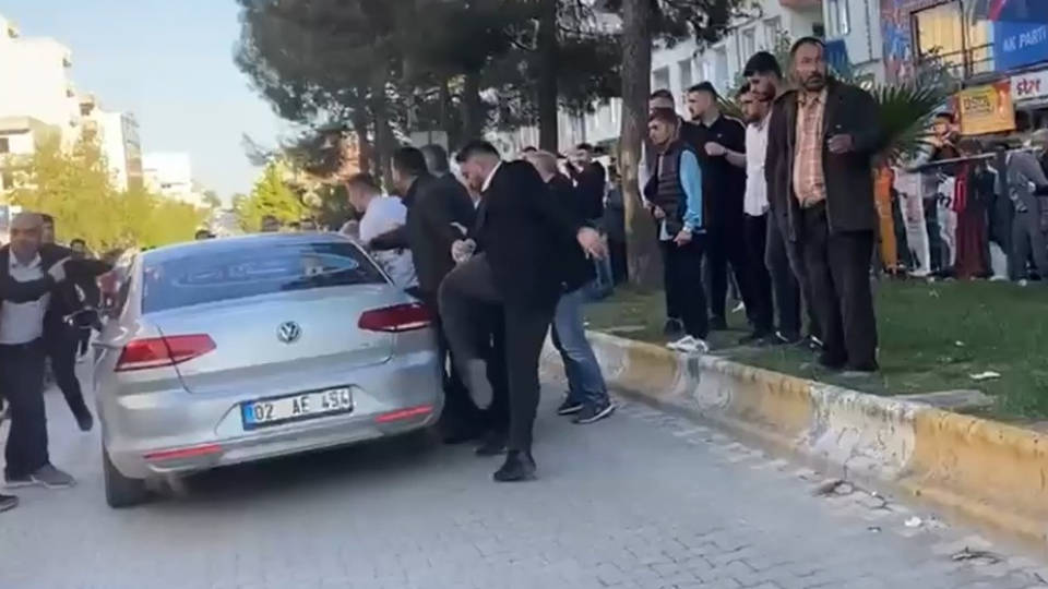 Adıyaman'da CHP'nin araçlarından birine tekme ve yumruklu saldırı