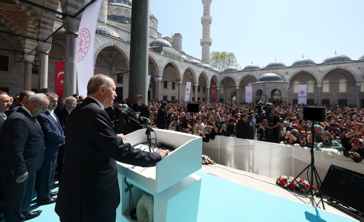 Sultanahmet Camii'yi AKP mitingine çevirdiler! Erdoğan camide muhalefeti hedef aldı