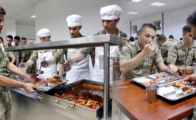 Dağlıca Taburu'nda asker kendi yemeğini yapıyor