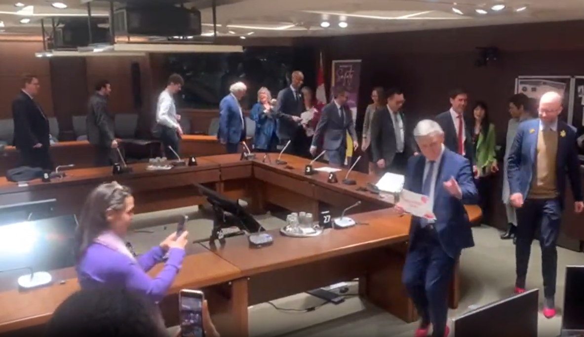 Erkek siyasetçiler toplu ayakkabılarıyla meclise girdi