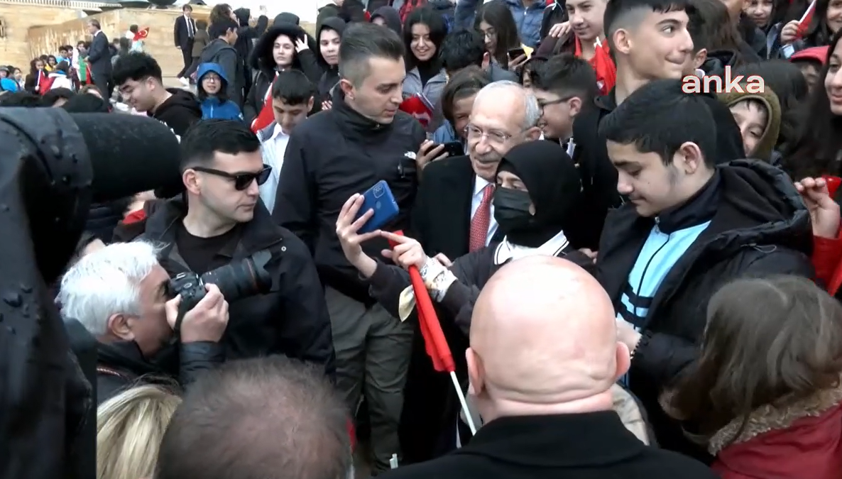 Çocuklardan Kemal Kılıçdaroğlu'na Anıtkabir'de sevgi seli