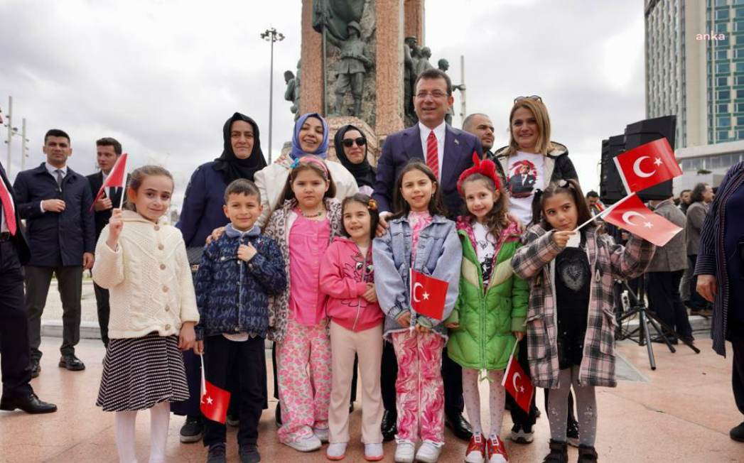 Ekrem İmamoğlu 23 Nisan'ı Taksim'de kutladı