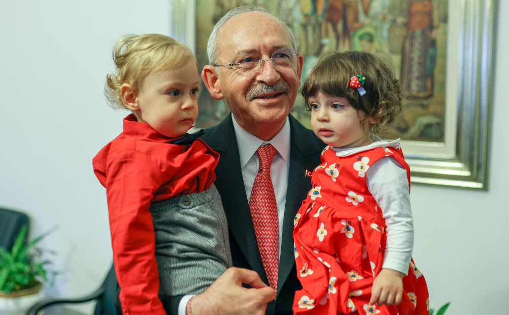 Kılıçdaroğlu, 23 Nisan'da torunlarıyla buluştu