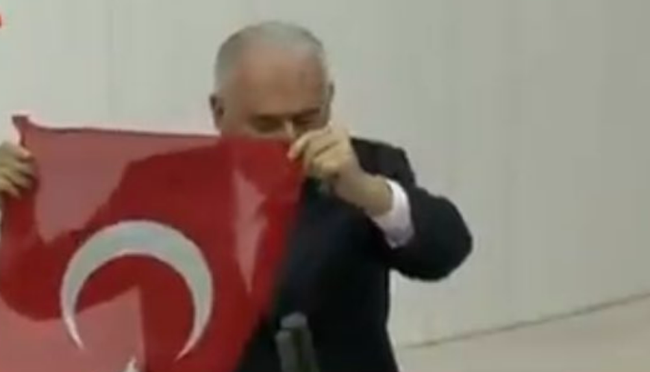 AKP'li Binali Yıldırım, İstiklal Marşı'nı kâğıda bakarak 'yanlış' okudu