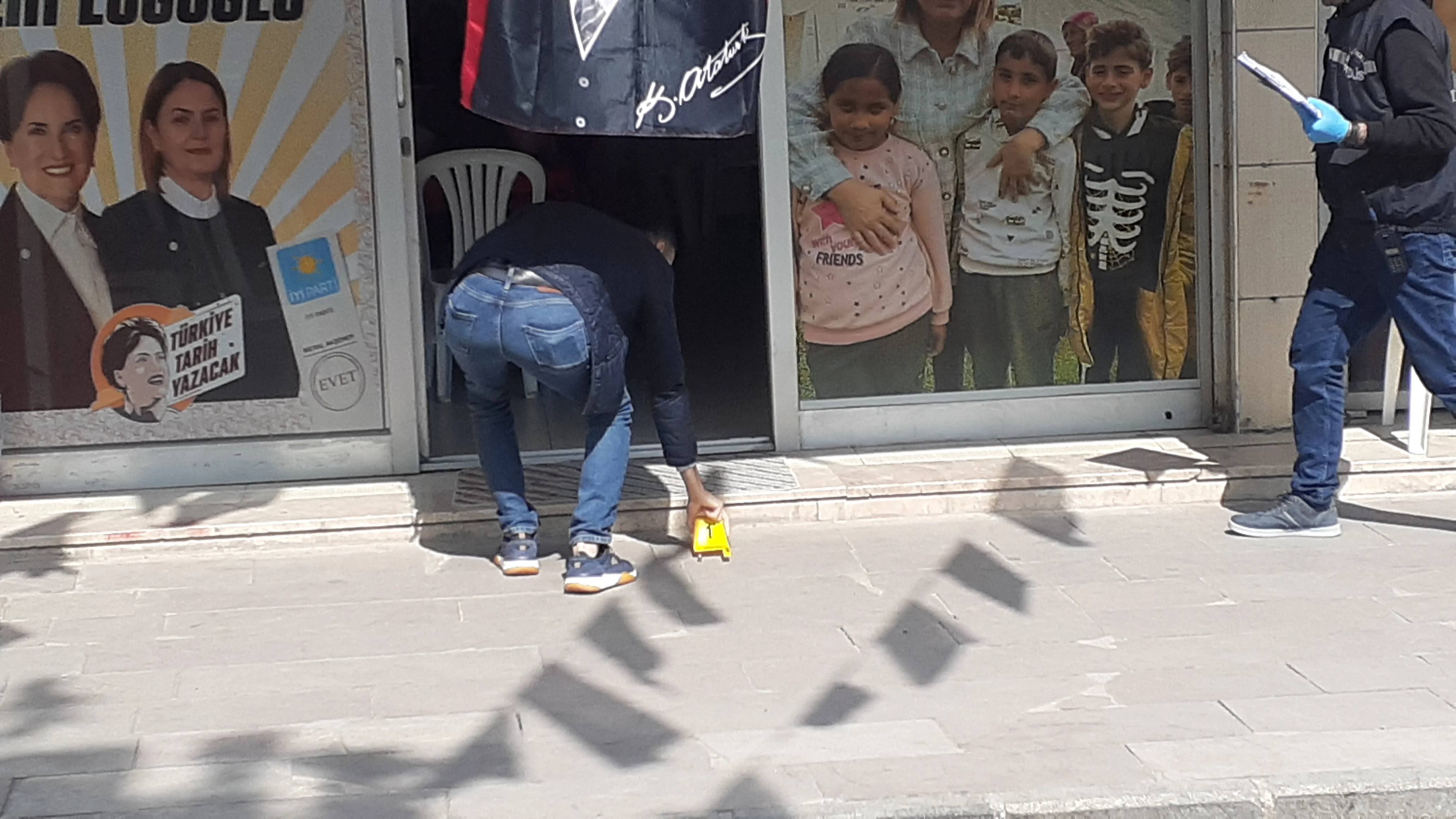 İYİ Parti’nin seçim bürosunun önüne boş kovan bırakıldı