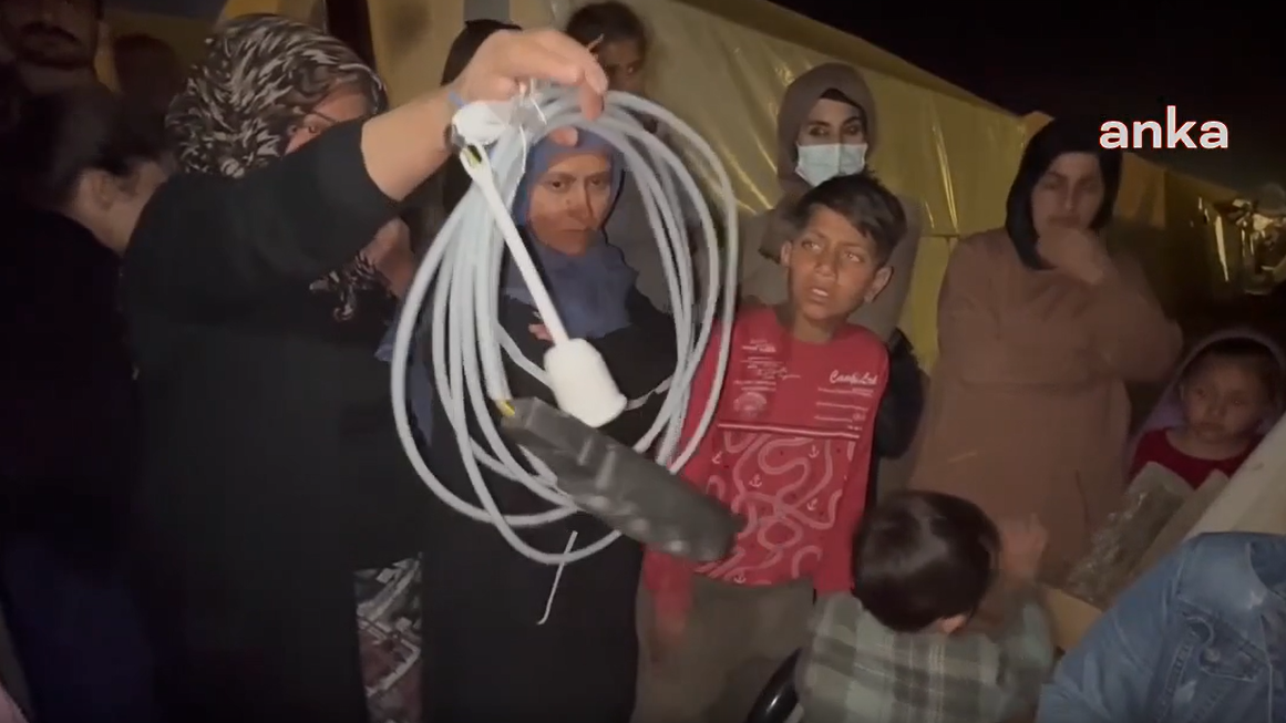 Malatya'da depremzedelerin kaldığı elektriksiz çadıra priz dağıttılar!