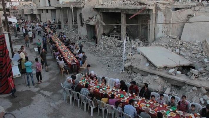 Savaşın içinde iftar sofrası