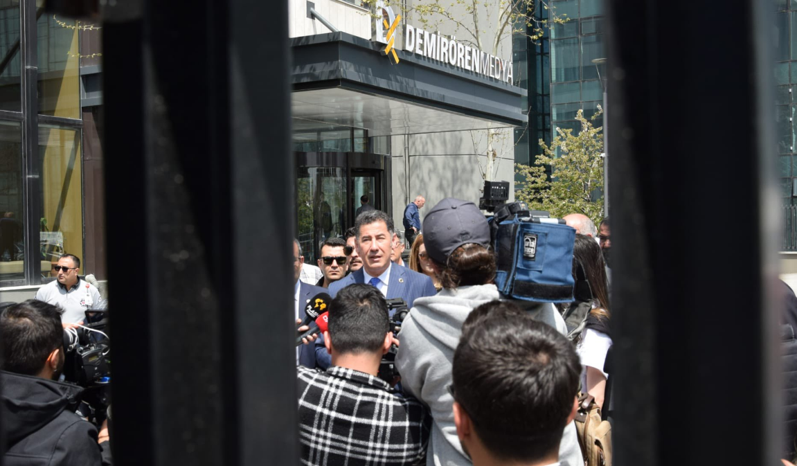 Sinan Oğan'dan TRT, RTÜK ve Demirören Medya önünde protesto! Fahrettin Altun'a 'Çakma Goebbels' göndermesi