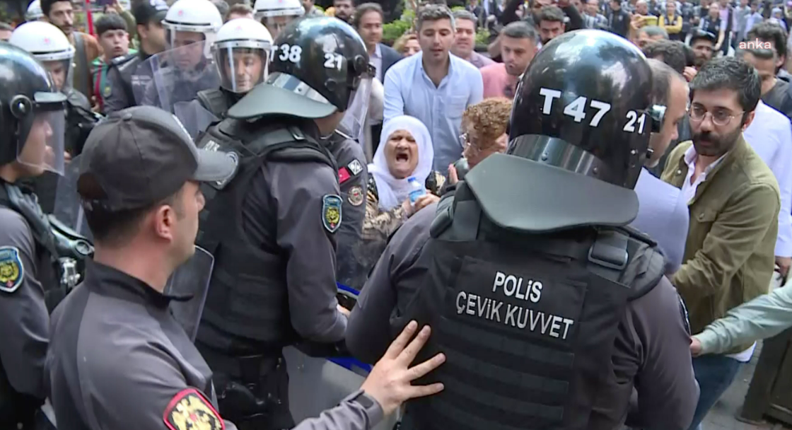 Diyarbakır'daki gözaltılara protestoya polis müdahalesi