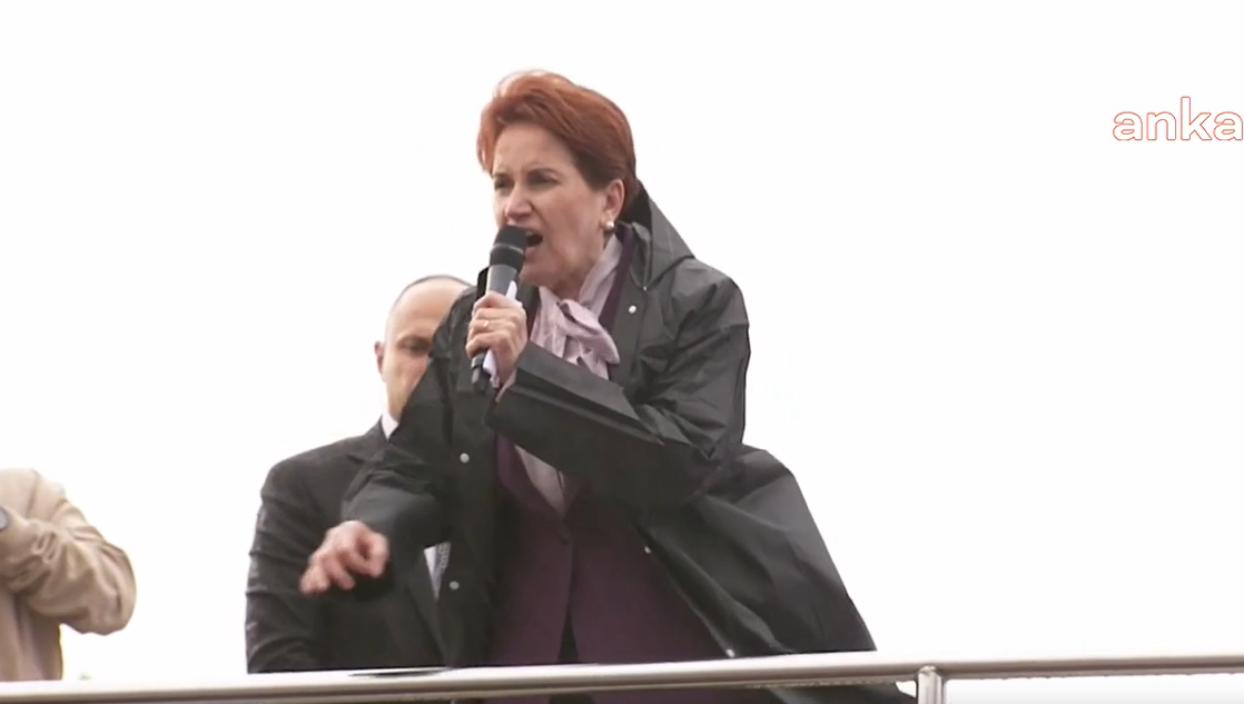 Meral Akşener'den kağıda bakarak İstiklal Marşı'nı okuyamayan Binali Yıldırım'a sert sözler: "İşgalci olan sizsiniz, bir elinizde PKK var, bir elinizde Hizbullah var"