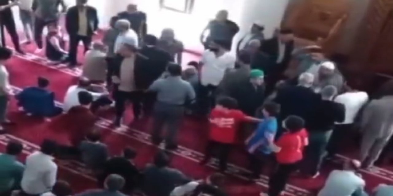 Şanlıurfa’da bir imam camiye siyaset sokunca, cemaat imamın üzerine yürüdü