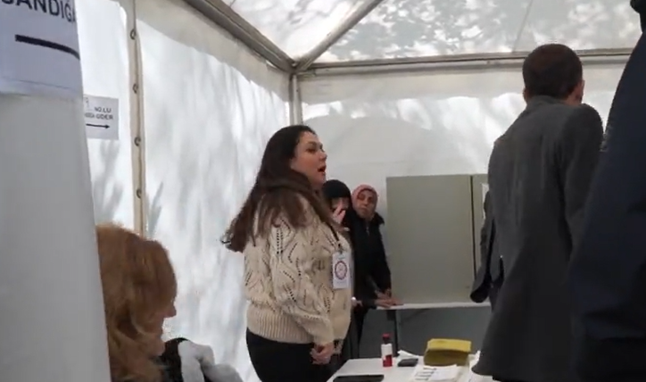 Frankfurt'ta iki kez oy kullanmak isteyen seçmen suç üstü yakalandı!