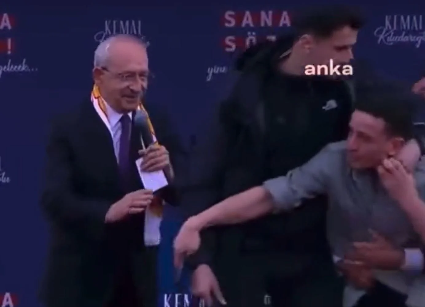 Bir anda sahneye atladı, yürekleri ağza getirdi! Kılıçdaroğlu sahneye atlayan genç ile fotoğraf çekildi