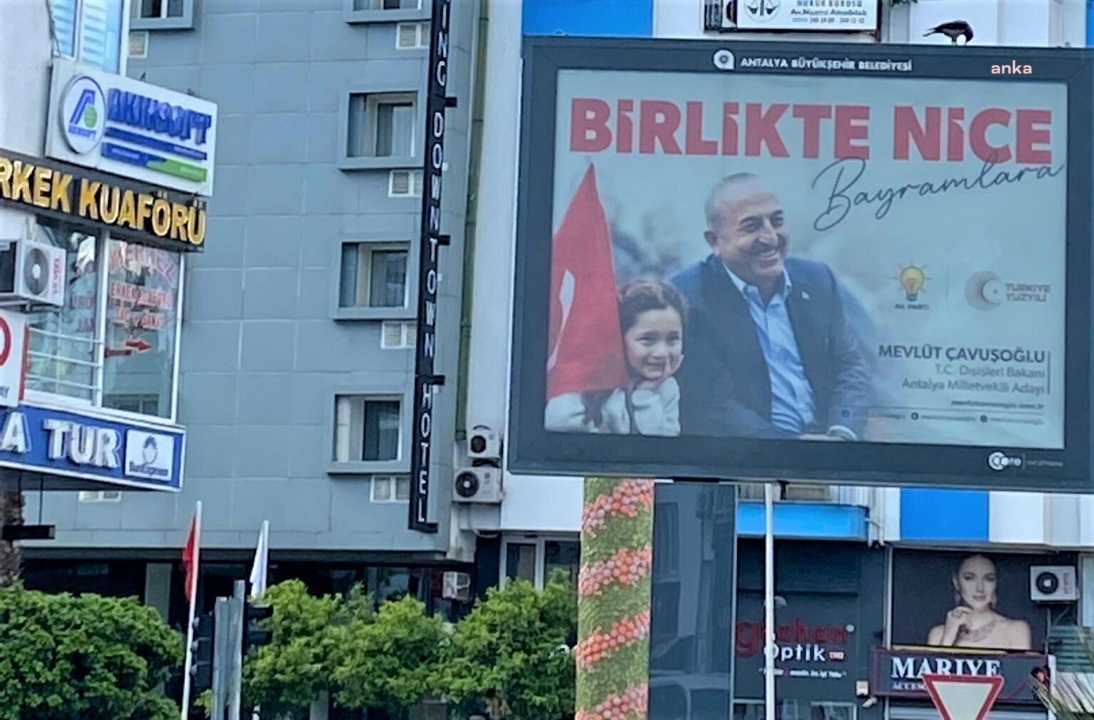 Çavuşoğlu’nun seçim kanunu'nu ihlal eden bilboardlarına kaldırma kararı