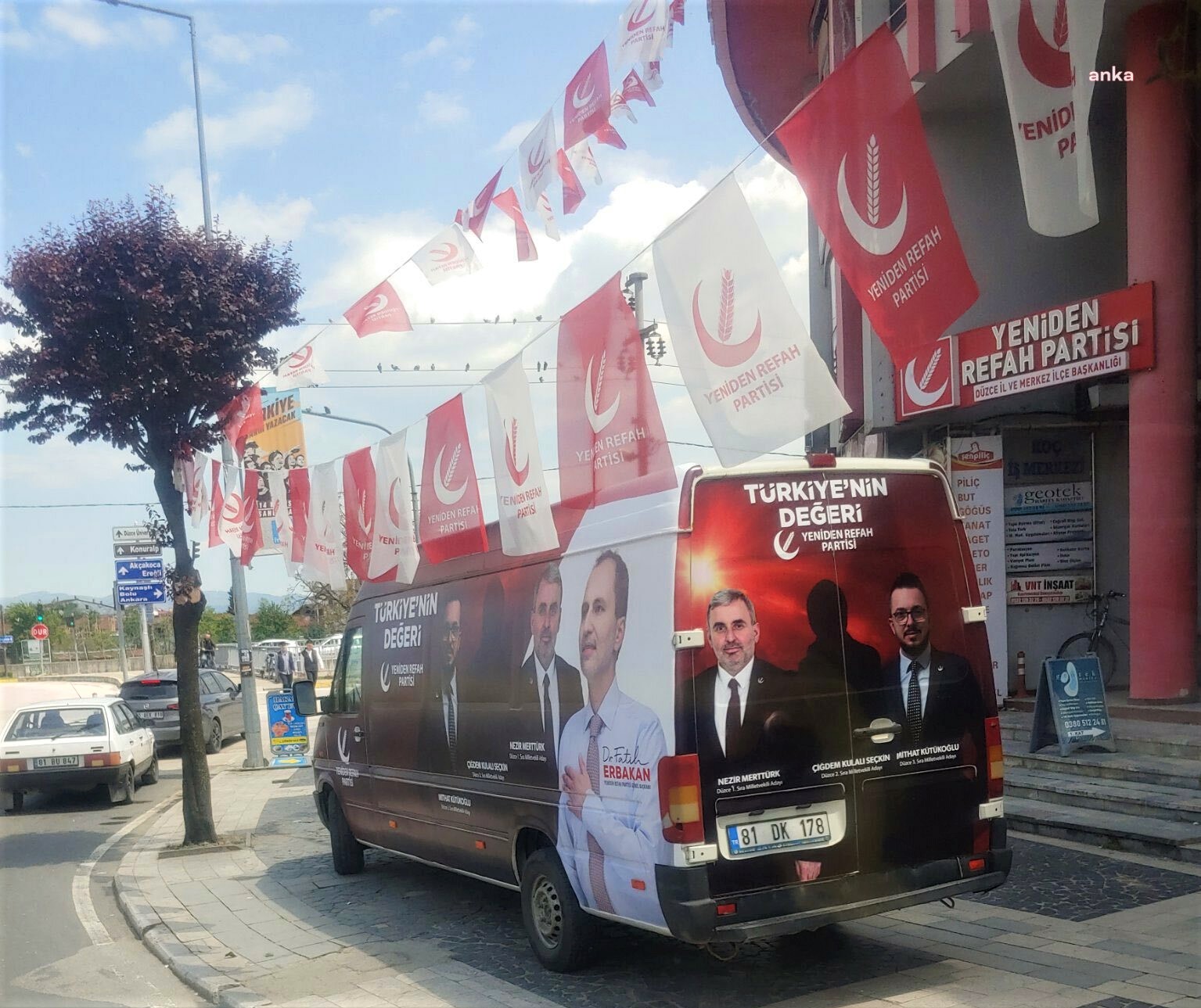 Yeniden Refah Partisi, kadın milletvekilinin minibüs üzerindeki görselini kararttı