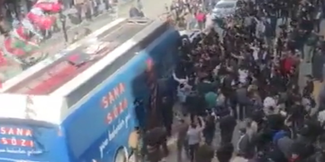 Van'da Kılıçdaroğlu izdihamı! Binlerce insana sokağa akın etti, otobüs ilerleyemedi