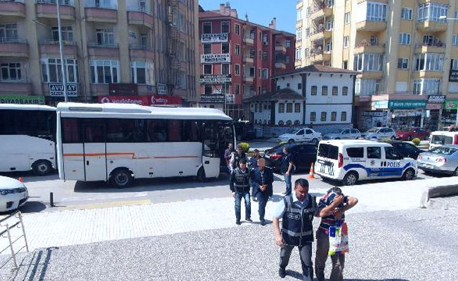 Dolandırıcılıkta çığır açtılar: Kendilerini Vali diye tanıtıp işadamlarını dolandırdılar
