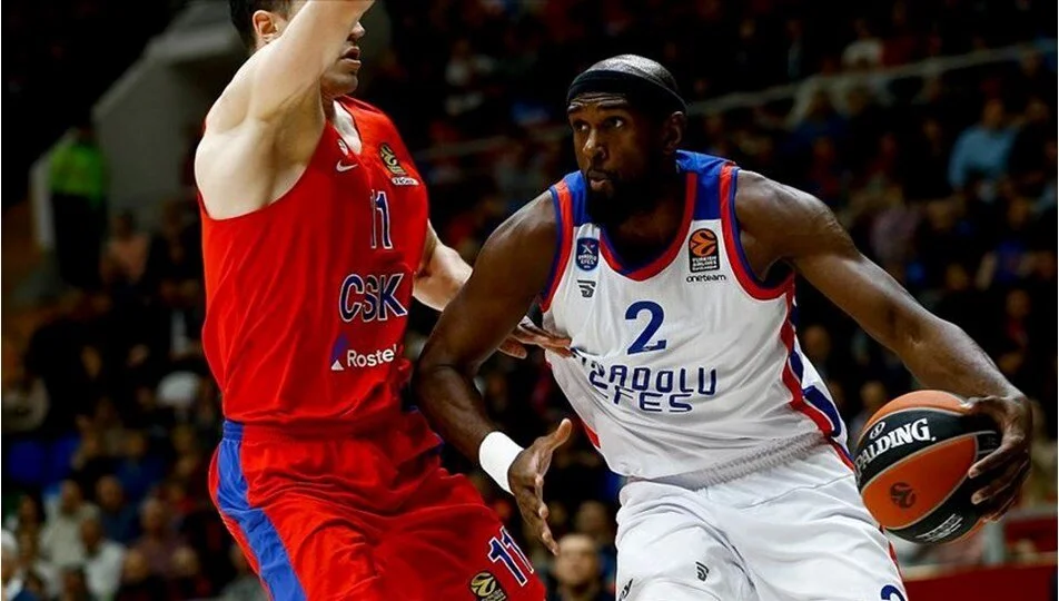 Anadolu Efes'in yıldız oyuncusu kalp krizi geçirdi