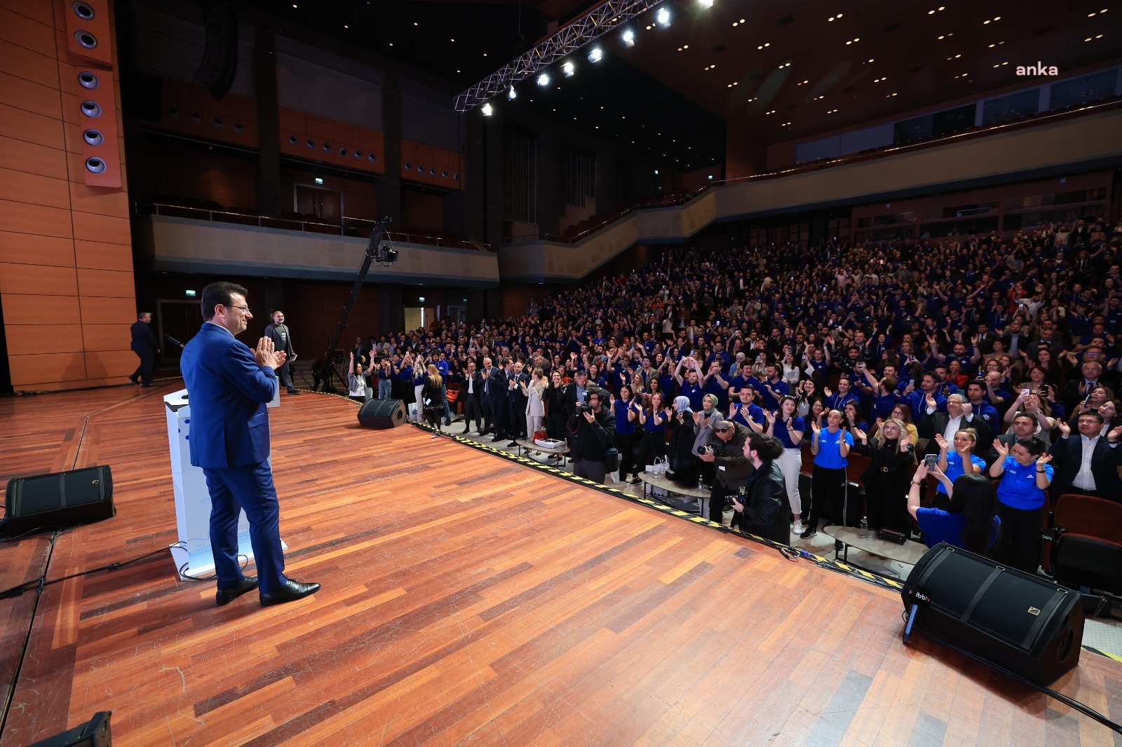 İmamoğlu'ndan gençlere: "Umudunuzu yitirmeyin! Geleceğe umutla bakın"