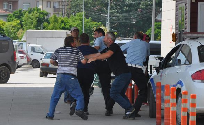 Babası kaza yaptı, oğlu polise saldırdı