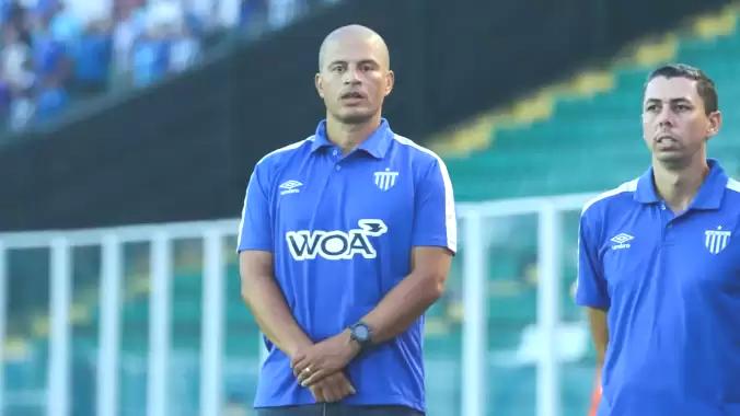 Alex de Souza ile yollarını ayırdıklarını duyurdu