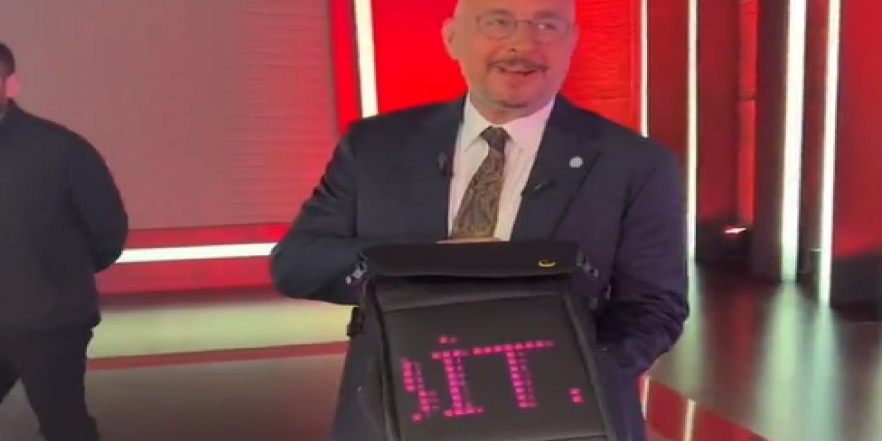 İYİ Partili Uğur Poyraz, Mehmet Akif Ersoy'un programına 'Bitanem' yazan çantayla geldi