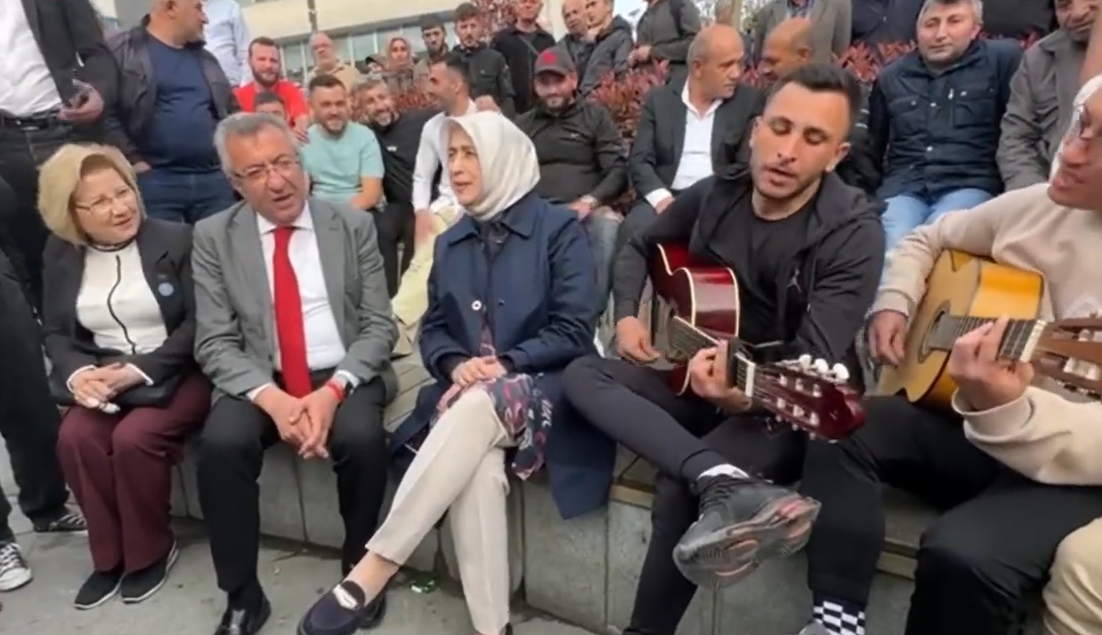 CHP'li Engin Altay ve AKP'li Özlem Zengin'den 'Gesi Bağları' şov! Sokakta karşılaştılar, gençlere eşlik ettiler