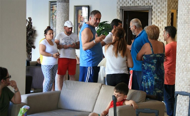 Tatil için rezervasyon yaptıran tatilciler sokakta kaldı