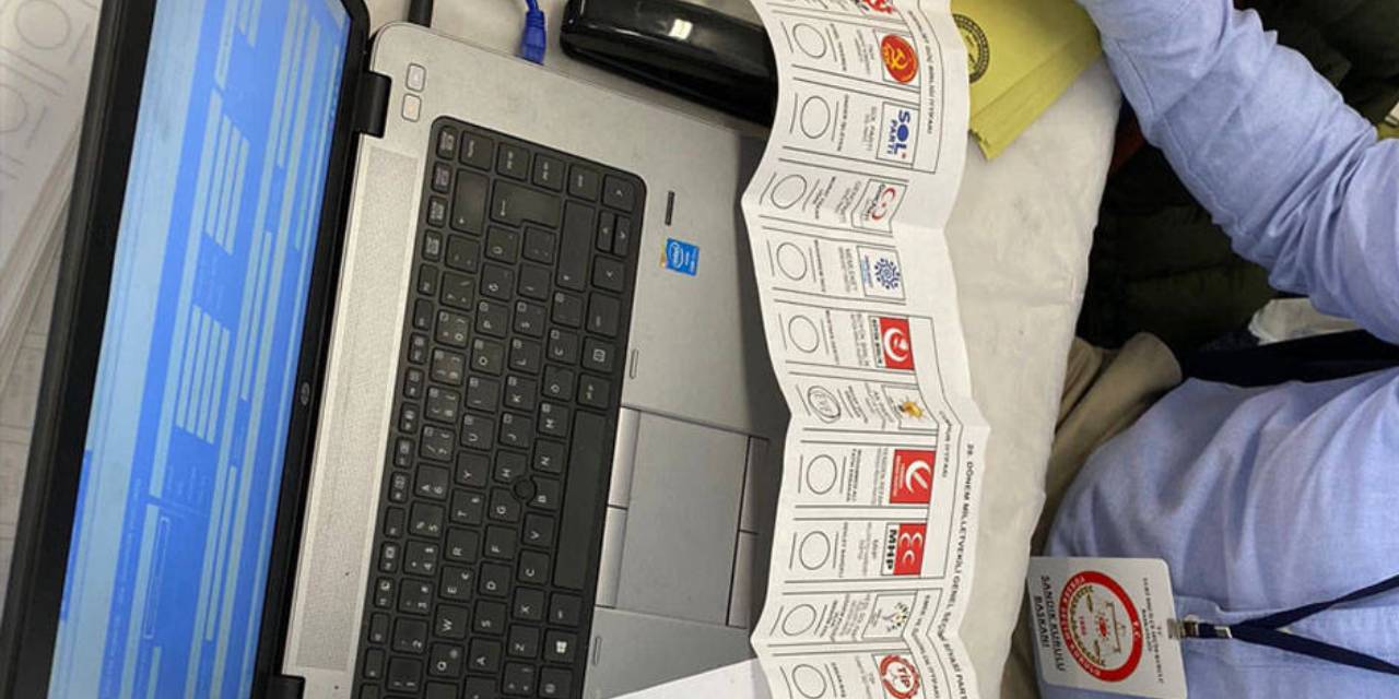 Yurt dışında oy verme işlemi devam ederken skandal iddia: Açılmamış oy pusulasında AKP mührü çıktı