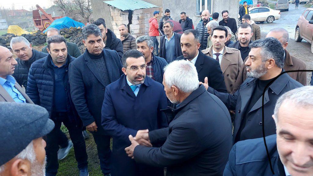 Kars'ta üniversite rektörü, AKP'nin seçim çalışmalarına katıldı