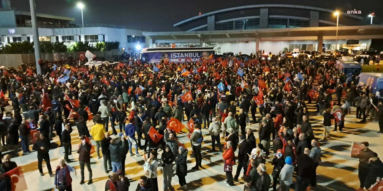 Sabiha Gökçen Havalimanı miting alanına döndü! Vatandaşlar İmamoğlu'na destek için havalimanına akın etti